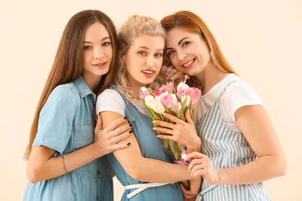 Mooie jonge vrouwen op kleur achtergrond. Internationale Vrouwendag viering — Stockfoto