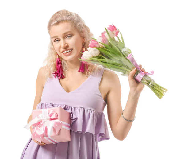 Mooie jonge vrouw met cadeau en bloemen op witte achtergrond. Internationale Vrouwendag viering — Stockfoto