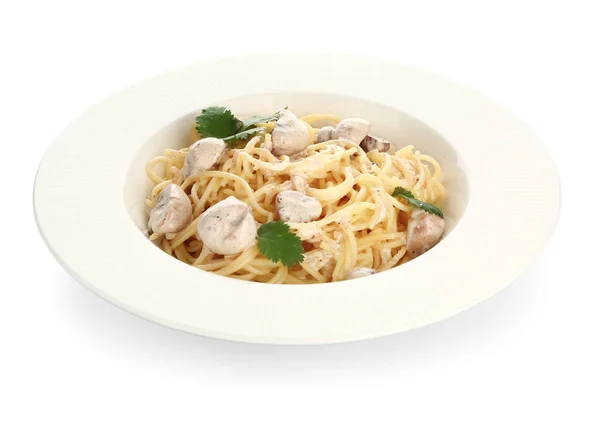 Assiette avec de savoureuses pâtes et champignons sur fond blanc — Photo