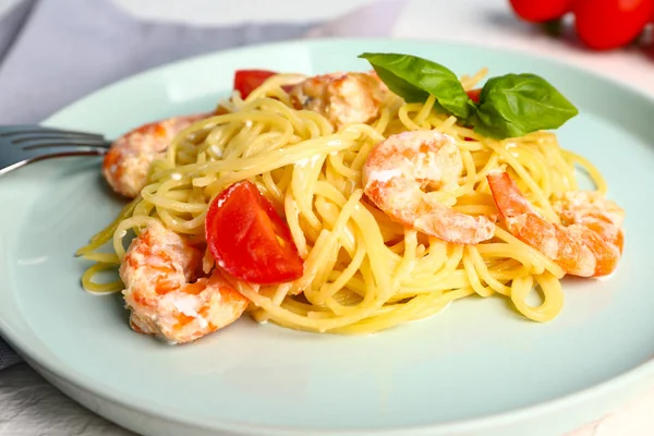 Piatto con pasta saporita e gamberetti, primo piano — Foto Stock