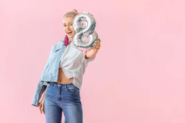 Gyönyörű fiatal nő léggömbbel alakja 8 alakja színes háttér. Nemzetközi nőnapi ünneplés — Stock Fotó