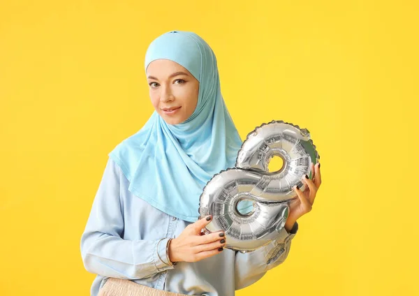 Gyönyörű muszlim nő léggömbbel alakja 8 alakja színes háttér. Nemzetközi nőnapi ünneplés — Stock Fotó