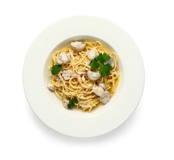 Assiette avec de savoureuses pâtes et champignons sur fond blanc — Photo