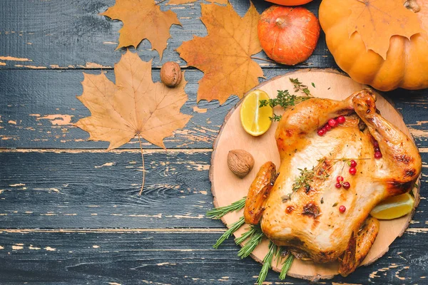 Composición con pavo al horno para el día de Acción de Gracias en la mesa — Foto de Stock
