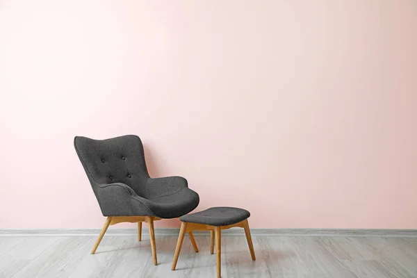 방 안의 색 벽 근처에 있는 세련 된 안락의자 — 스톡 사진