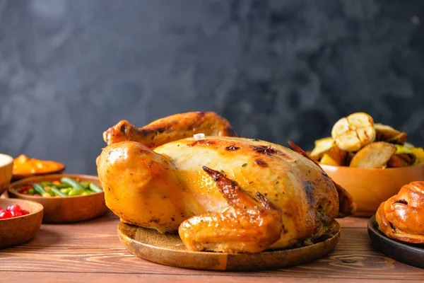 Sabroso pavo al horno y diferentes alimentos para el día de Acción de Gracias en la mesa — Foto de Stock