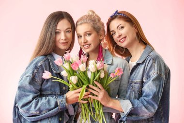 Renkli çiçekli güzel genç kadınlar. Uluslararası Kadınlar Günü kutlamaları