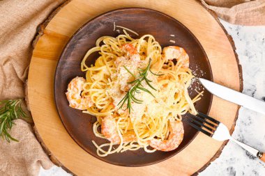 Masada lezzetli makarna ve karides tabağı.