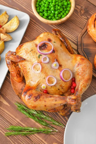 Peru cozido no forno saboroso e comida diferente para o dia de Ação de Graças na mesa — Fotografia de Stock