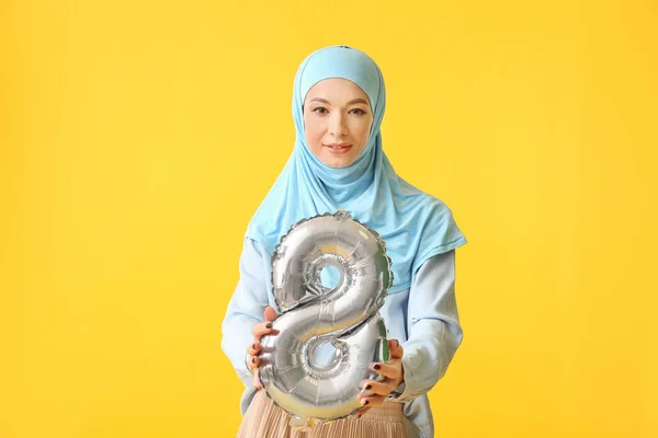 Gyönyörű muszlim nő léggömbbel alakja 8 alakja színes háttér. Nemzetközi nőnapi ünneplés — Stock Fotó