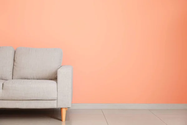 Stilvolles Sofa in der Nähe von Farbwand im Zimmer — Stockfoto