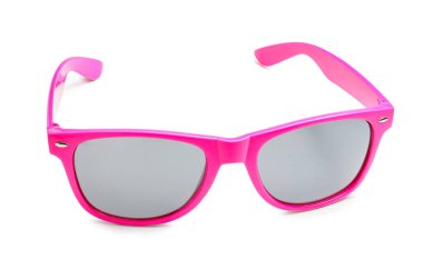 Beyaz arkaplanda şık güneş gözlükleri