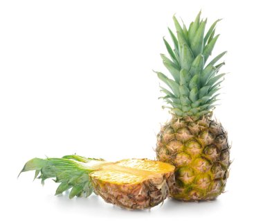 Beyaz arka plan üzerinde olgunlaşmış taze ananas