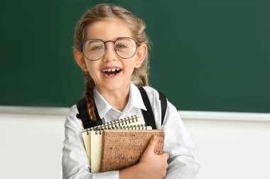 Sınıfta tahta yakın küçük kız öğrenci
