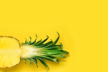 Renk arkaplanında taze kesilmiş ananas