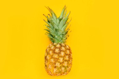 Renk arka plan üzerinde olgunlaşmış taze ananas