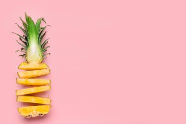 Renk arkaplanında taze kesilmiş ananas