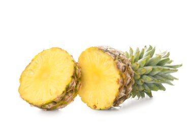 Beyaz arkaplanda taze kesilmiş ananas