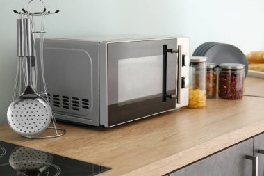 Modern mikrodalga fırın mutfakta.