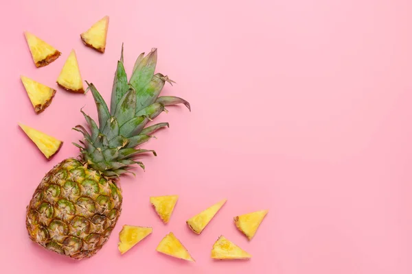 Fresh ripe pineapple and slices on color background — Stock Photo, Image