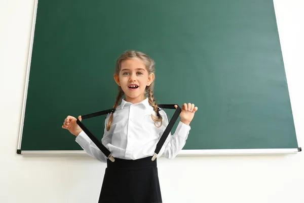 Mała uczennica w pobliżu tablicy w klasie — Zdjęcie stockowe