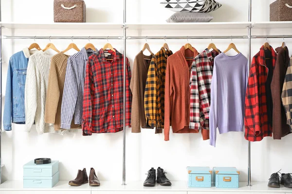 Moderne garderobe met stijlvolle winterkleding en accessoires — Stockfoto