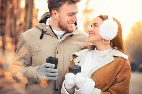 Jovem casal feliz andando ao ar livre no dia de inverno — Fotografia de Stock