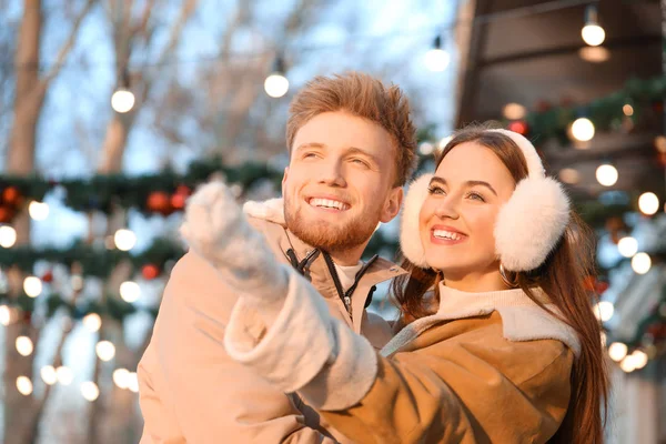 Glückliches junges Paar geht an einem Wintertag im Freien spazieren — Stockfoto