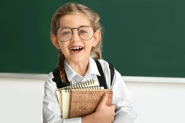 Mała uczennica w pobliżu tablicy w klasie — Zdjęcie stockowe