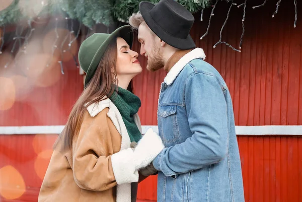 Feliz pareja joven en la feria de Navidad al aire libre —  Fotos de Stock