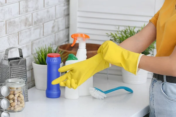 주방 청소를 하는 젊은 여자 — 스톡 사진