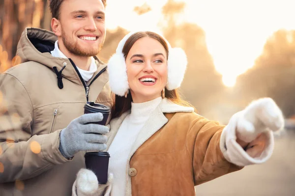 Happy young couple walking outdoors on winter day — Stock Photo, Image
