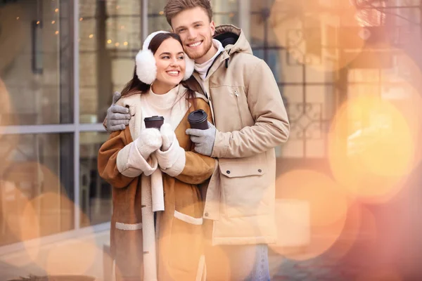 Feliz pareja joven caminando al aire libre en el día de invierno —  Fotos de Stock
