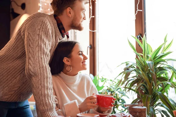 Счастливая молодая пара сидит в кафе — стоковое фото