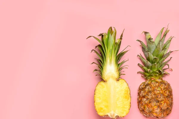 Ananas frais mûrs sur fond de couleur — Photo