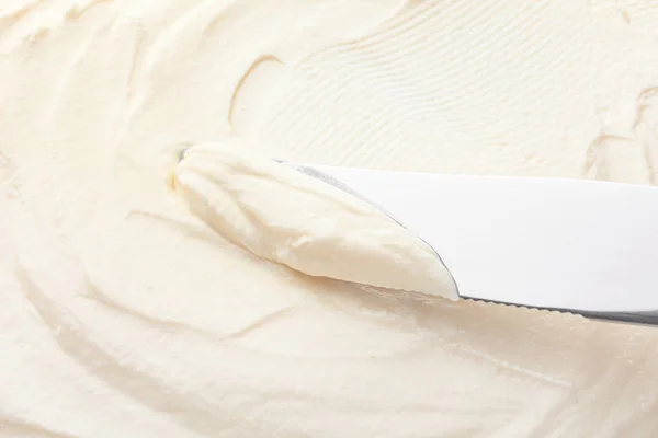 Knife with tasty cream cheese, closeup — Stock Photo, Image
