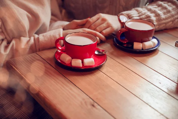 Junges Paar mit Tassen heißer Schokolade im Café sitzend, Nahaufnahme — Stockfoto