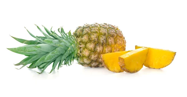 Свежий спелый ананас на белом фоне — стоковое фото