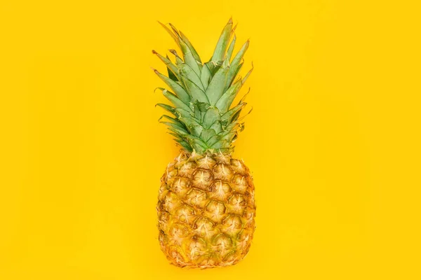 Ananas frais mûr sur fond de couleur — Photo