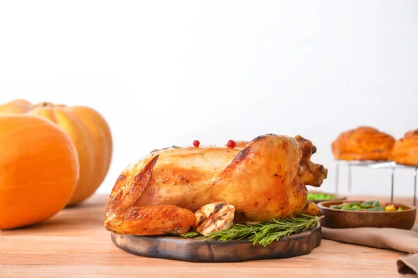 Sabroso pavo al horno para el día de Acción de Gracias en la mesa — Foto de Stock
