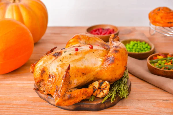 Leckerer gebackener Truthahn zum Erntedankfest auf dem Tisch — Stockfoto