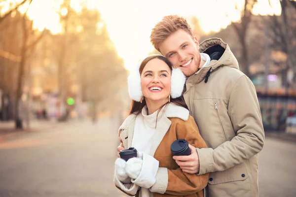 Feliz pareja joven caminando al aire libre en el día de invierno — Foto de Stock