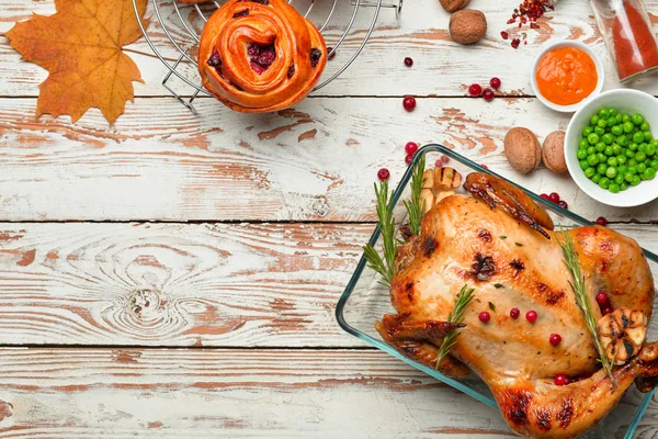 Sabroso pavo al horno y diferentes alimentos para el día de Acción de Gracias en la mesa — Foto de Stock