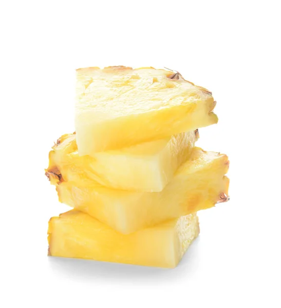 Frische reife Ananasscheiben auf weißem Hintergrund — Stockfoto