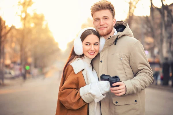 Feliz pareja joven caminando al aire libre en el día de invierno — Foto de Stock