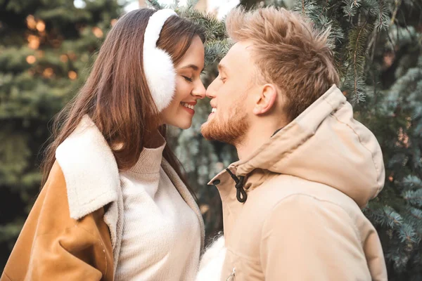 Feliz pareja joven caminando al aire libre en el día de invierno —  Fotos de Stock