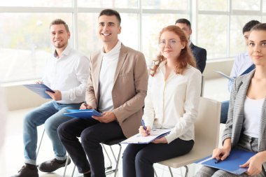 Ofiste eğitim gören bir grup iş adamı