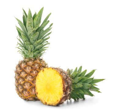 Beyaz arka plan üzerinde olgunlaşmış taze ananas