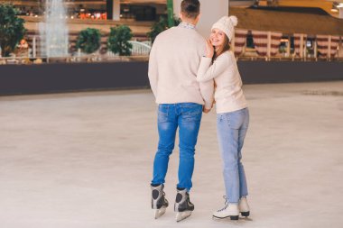 buz pateni pisti üzerinde mutlu çift