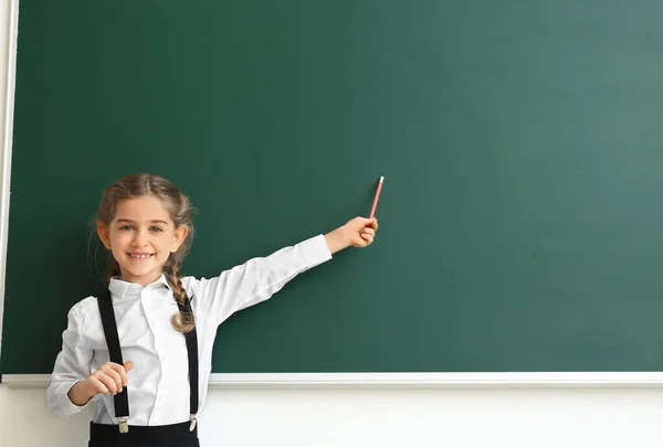 Piccola studentessa vicino alla lavagna in classe — Foto Stock